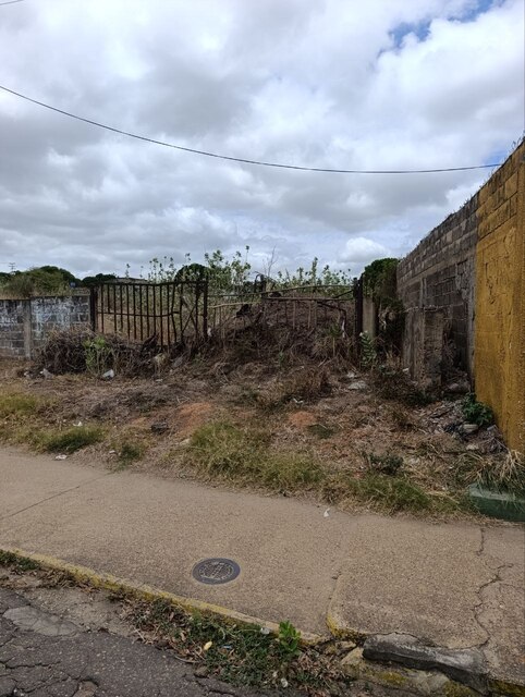 Terreno en Av. Miranda frente al Terminal de Pasajeros. Anaco. Ref: 1642