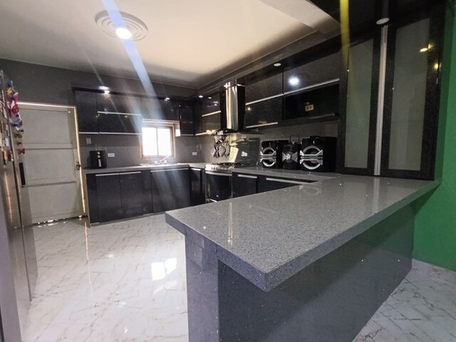 Casa con Residencias en calle Las Brisas. Sector El Chaparral. Anaco. Ref: 1644 - Image 3