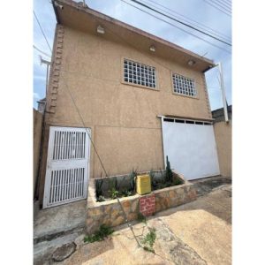 Casa en calle Eulalia Buroz a dos cuadras y media de Av. Miranda. Anaco. Ref: 1547