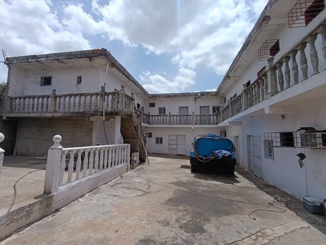 Casa con Residencias en calle Las Brisas. Sector El Chaparral. Anaco. Ref: 1644