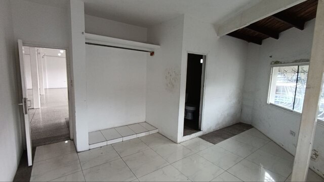 Apartamento de uso comercial en calle 24 de Julio con calle Sucre. Anaco. Ref: 1687 - Image 4