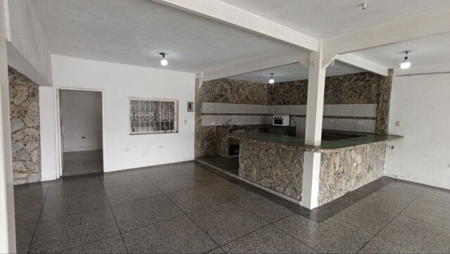 Local Comercial en calle 24 de Julio con calle Sucre. Anaco. Ref: 1688 - Image 2