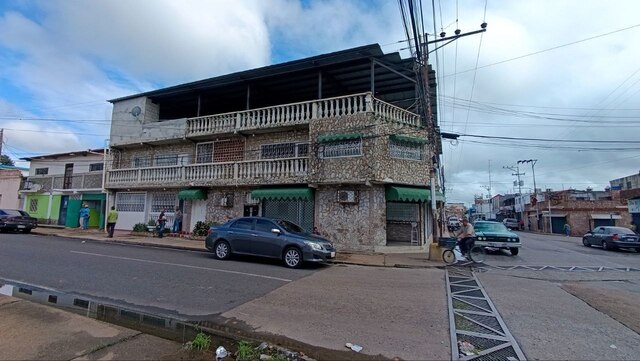 Local Comercial en calle 24 de Julio con calle Sucre. Anaco. Ref: 1688 - Image 8