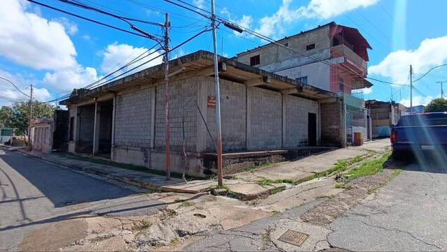 Inmueble en obra gris en calle Eulalia Buroz con calle Rómulo Gallego. Anaco. Ref: 1706