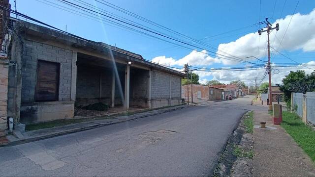 Inmueble en obra gris en calle Eulalia Buroz con calle Rómulo Gallego. Anaco. Ref: 1706 - Image 3